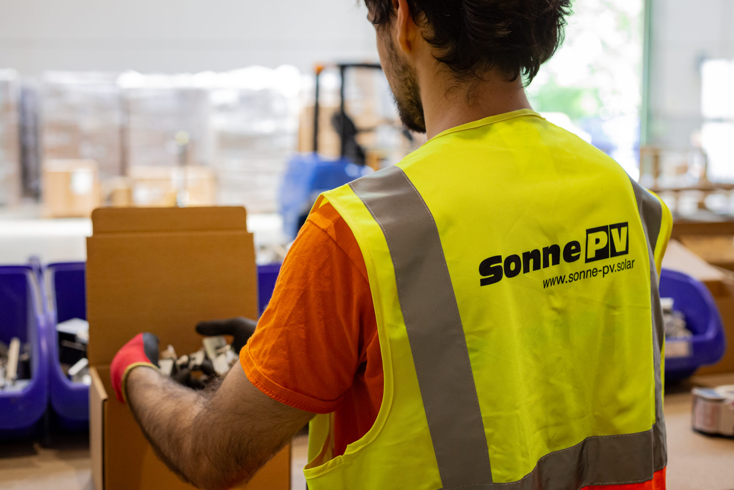 Imagen de un trabajador en el almacén de Sonne PV