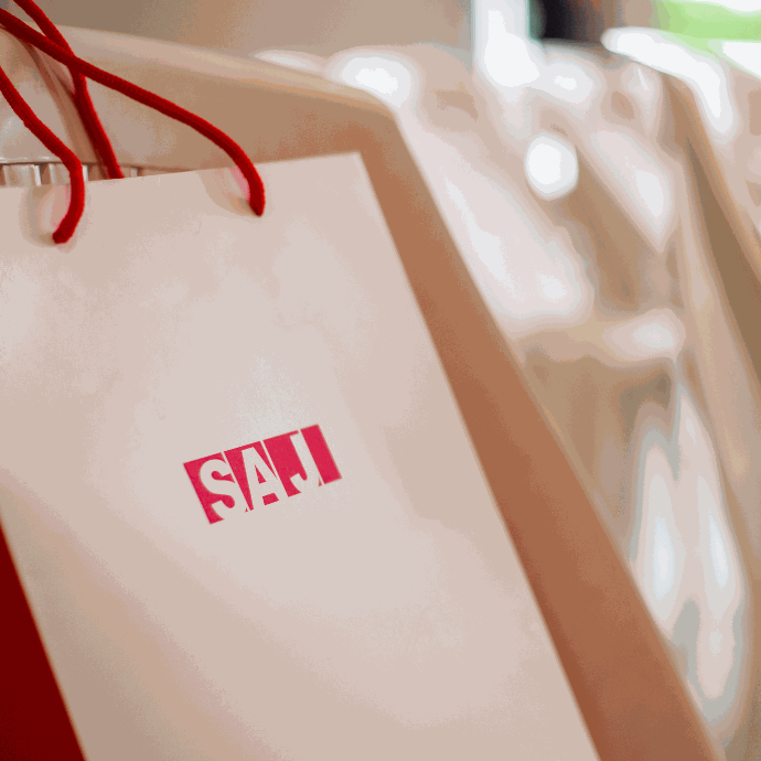 Imagen de una bolsa con el logo de SAJ