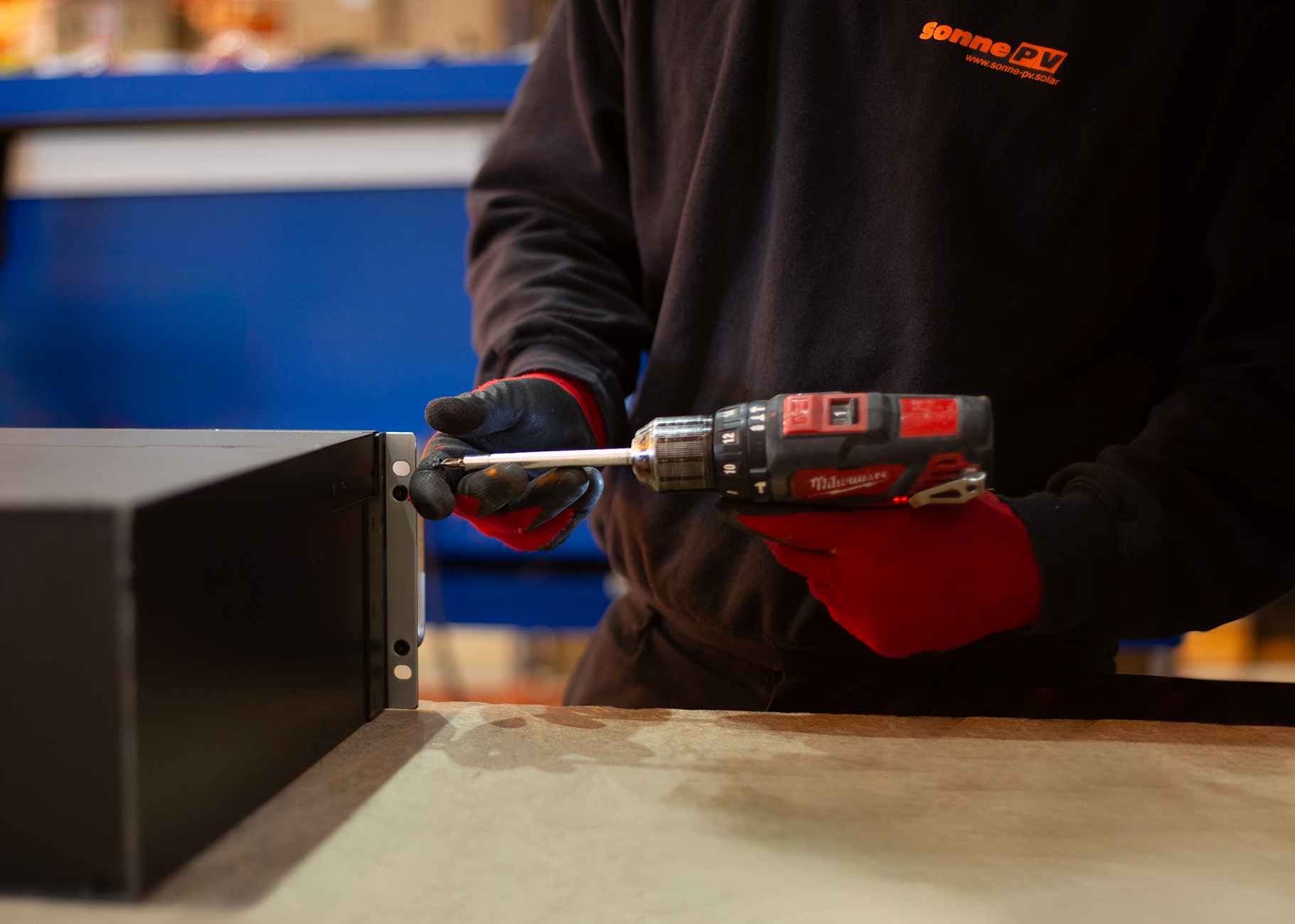 Imagen de un trabajador en el almacén de Sonne PV