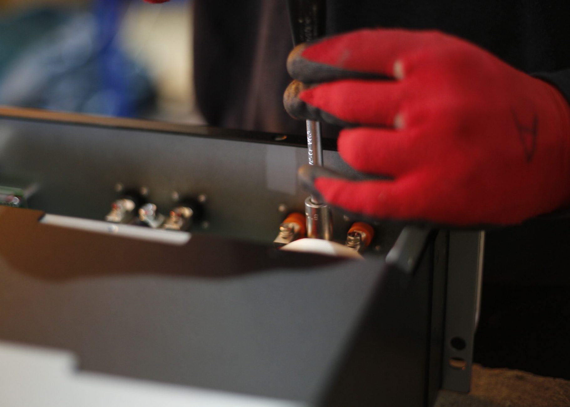 Imagen de un trabajador en el almacén de Sonne PV